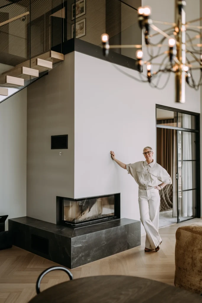 moderni keittiö ja mustat kaapistot – sisustussuunnittelu Espoo Saunalahti