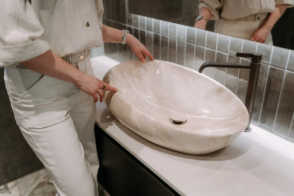 moderni kylpyhuone ja kivinen allas – sisustussuunnittelu Espoo Saunalahti