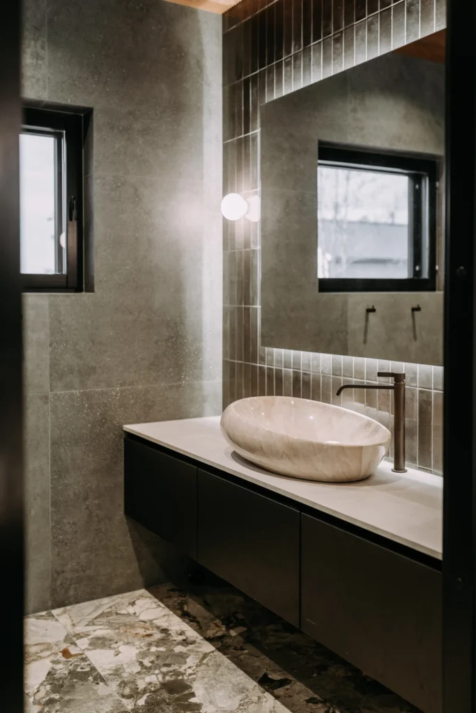 tyylikäs kylpyhuone peilillä ja valaistuksella – sisustussuunnittelu Espoo Saunalahti