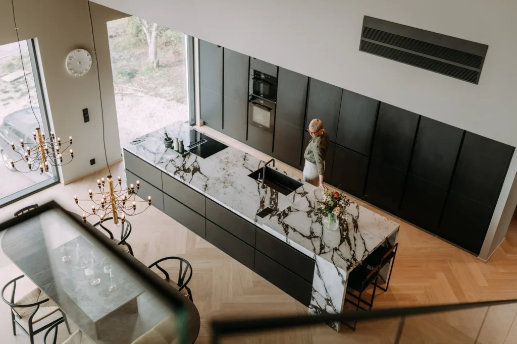 moderni keittiö saarekkeella ja marmoritasolla – sisustussuunnittelu Espoo Saunalahti