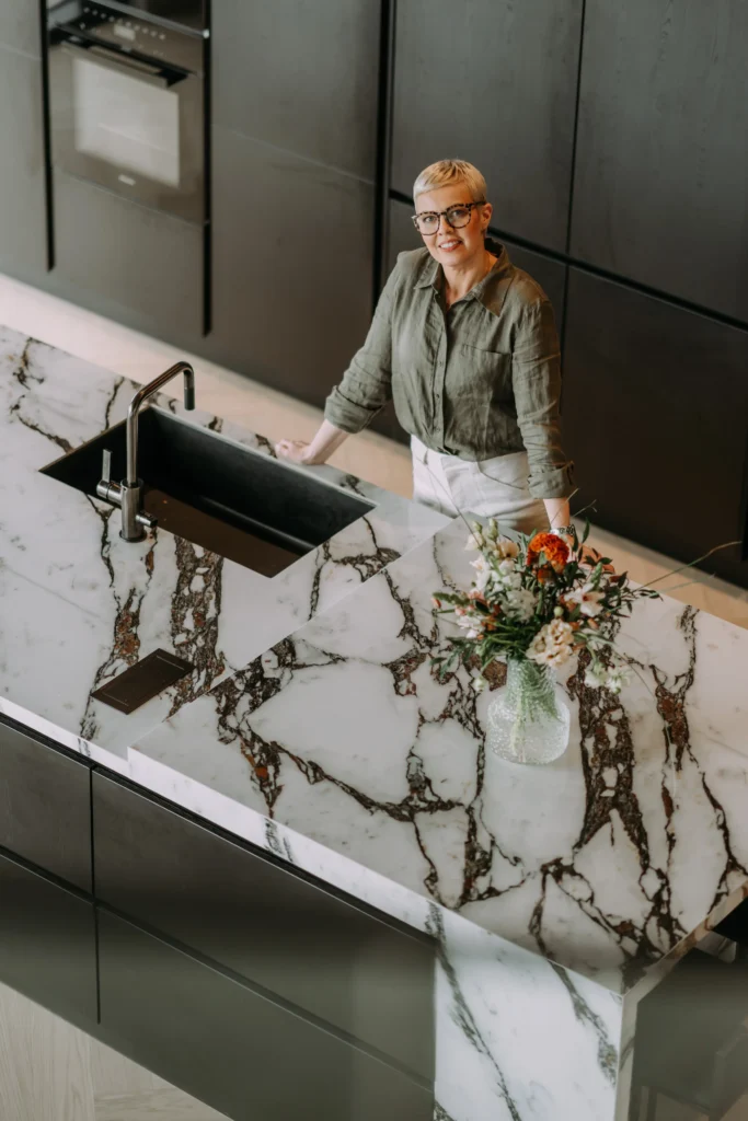 keittiö ja marmorinen taso sekä kukka-asetelma – sisustussuunnittelu Espoo Saunalahti