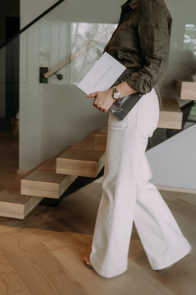 sisustussuunnittelija kävelee modernissa kodissa – sisustussuunnittelu Espoo Saunalahti