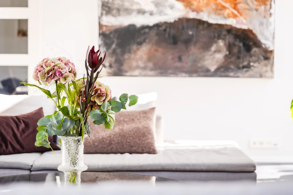 Olohuoneen kukka-asetelma ja pehmeät sävyt – sisustussuunnittelu Espoo Soukka