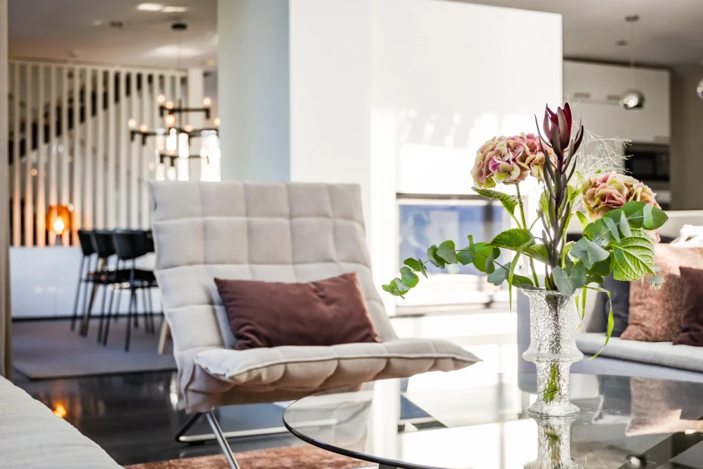 Moderni olohuone ja ruokailutila luonnonvalossa – sisustussuunnittelu Espoo Soukka