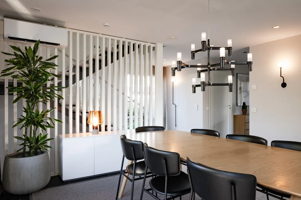 Ruokailutila ja portaikko skandinaavisessa kodissa – sisustussuunnittelu Espoo Soukka