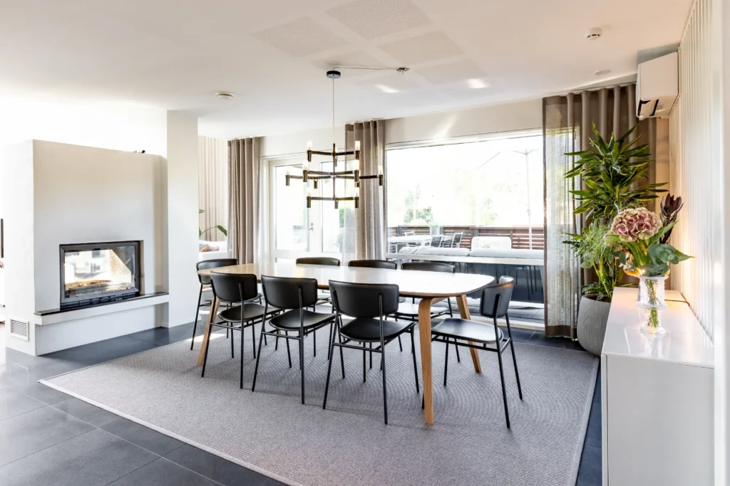 Avara ruokailutila ja olohuone yhtenäisenä kokonaisuutena – sisustussuunnittelu Espoo Soukka