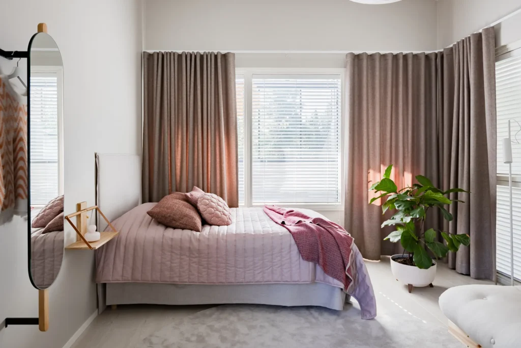 Vaalea makuuhuone pehmeillä sävyillä ja verhoilla – sisustussuunnittelu Espoo Soukka