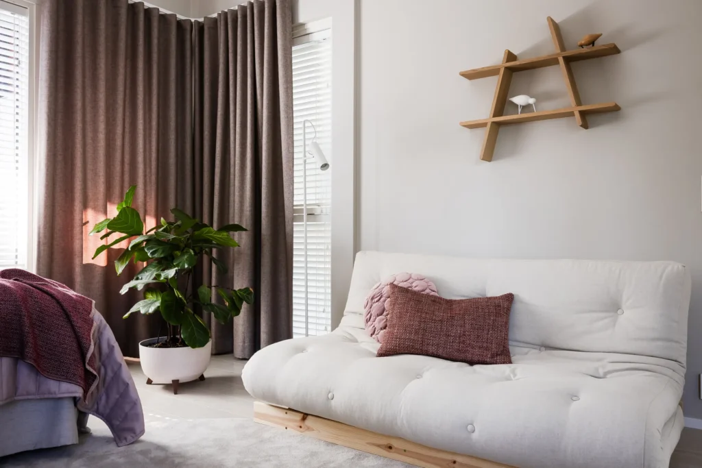 Tyylikäs makuuhuone ja sohvanurkkaus harmonisilla väreillä – sisustussuunnittelu Espoo Soukka