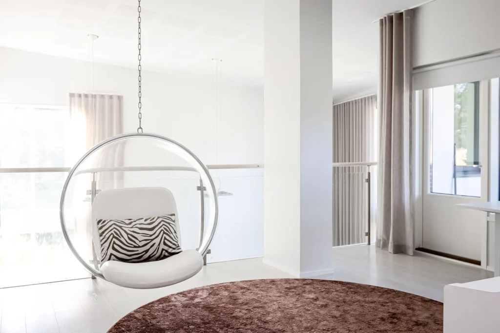 Avara tila ja design-riipputuoli modernissa kodissa – sisustussuunnittelu Espoo Soukka