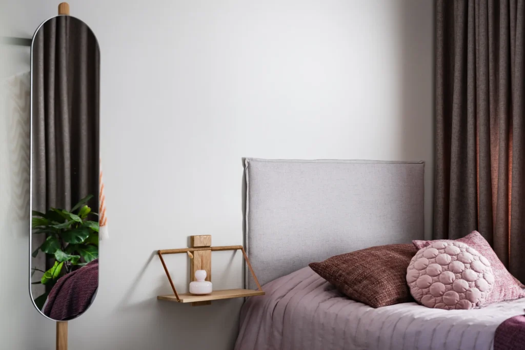 Makuuhuoneen yksityiskohta pehmeillä tekstiileillä – sisustussuunnittelu Espoo Soukka