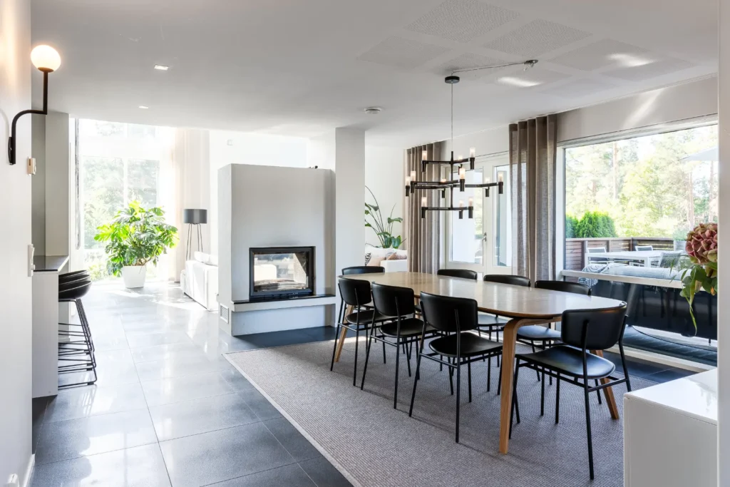 Valoisa olohuone korkeilla ikkunoilla ja taiteella – sisustussuunnittelu Espoo Soukka