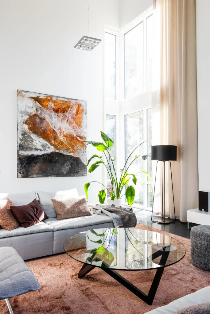 Olohuone sohva-alueella ja suurilla ikkunoilla – sisustussuunnittelu Espoo Soukka