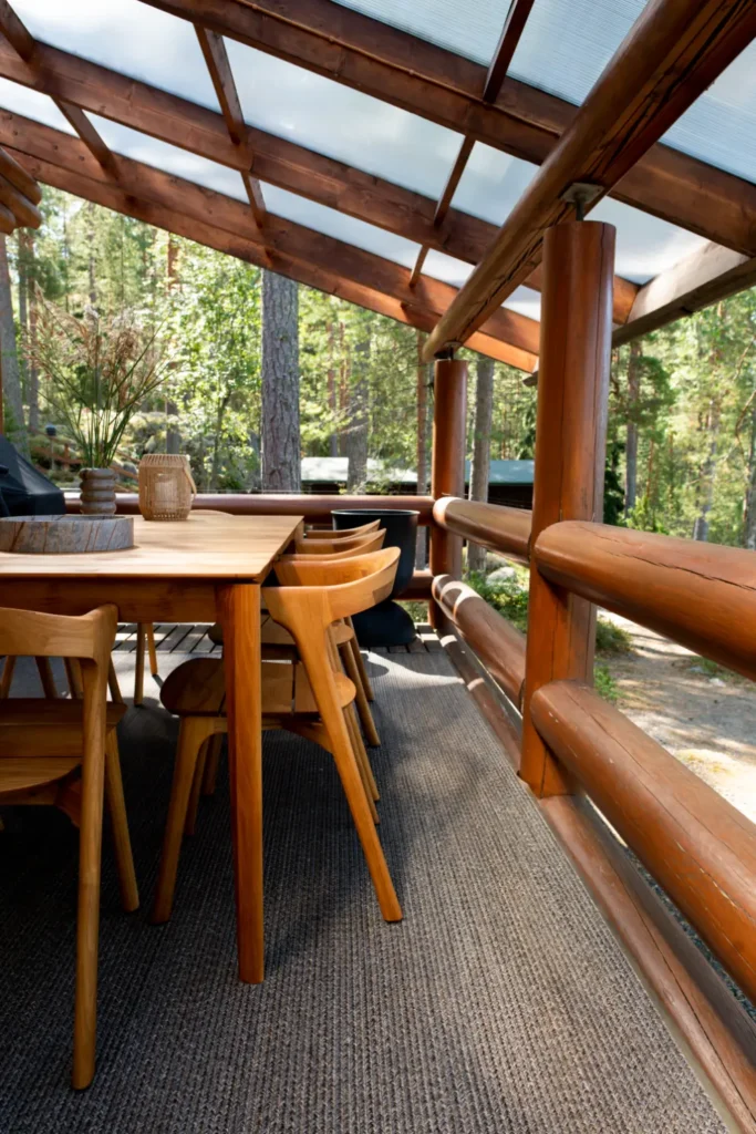 Terassi ruokailuryhmällä ja metsänäkymällä – sisustussuunnittelu Sysmä