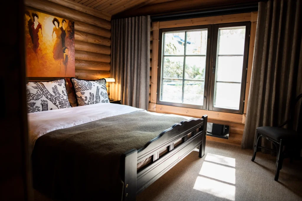 Valoisa makuuhuone suurella ikkunalla ja luonnonvalolla – sisustussuunnittelu Sysmä