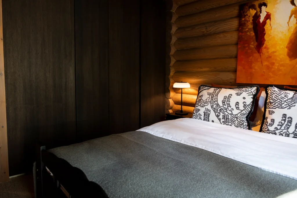 Kodikas makuuhuone puupinnoilla ja hillityllä värimaailmalla – sisustussuunnittelu Sysmä