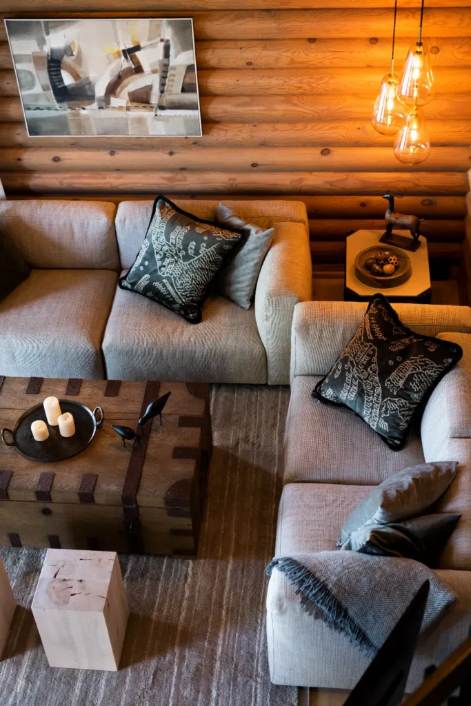 Viihtyisä olohuone rustiikkisilla elementeillä ja pehmeillä tekstiileillä – sisustussuunnittelu Sysmä