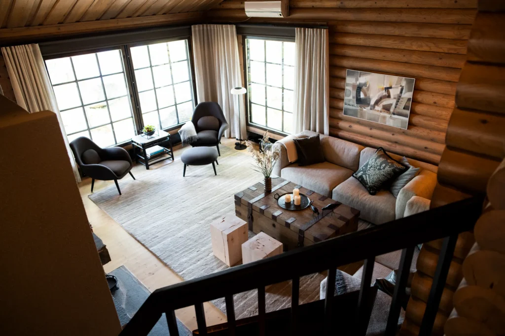 Avara olohuone suurilla ikkunoilla ja luonnonvalolla – sisustussuunnittelu Sysmä