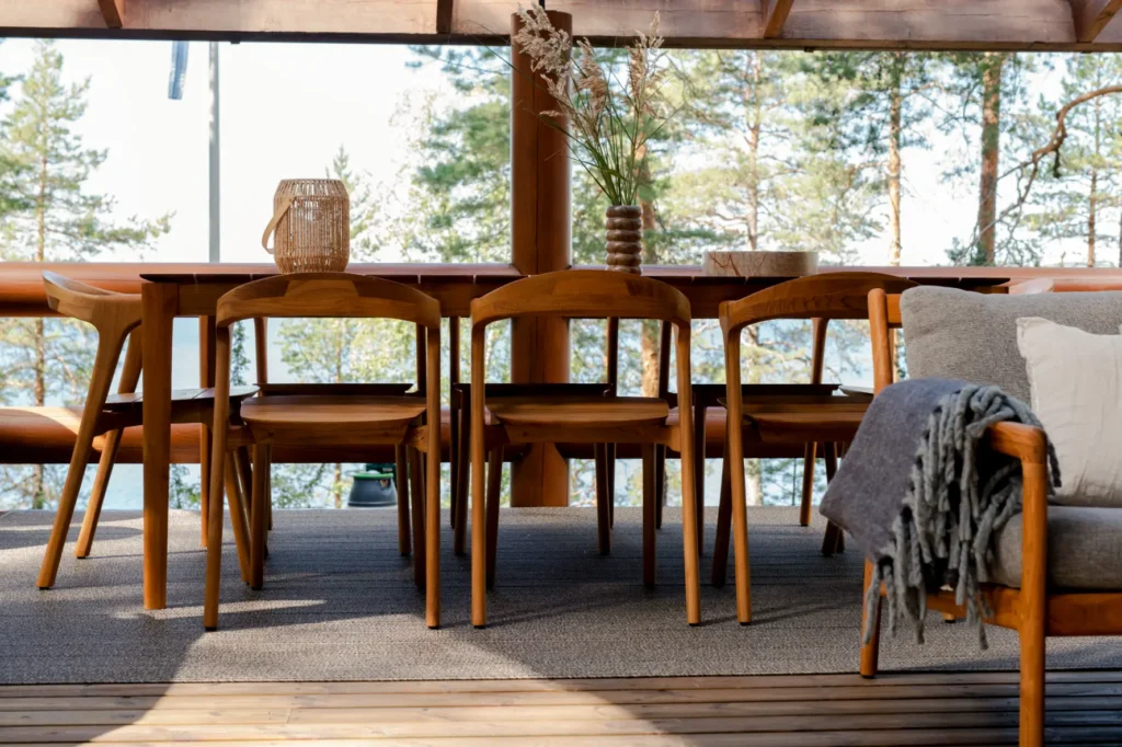 Terassin ruokailutila luonnonmateriaaleilla ja järvimaisemalla – sisustussuunnittelu Sysmä