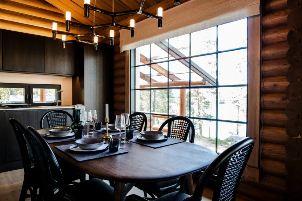 Ruokailutila suurilla ikkunoilla ja modernilla kattovalaisimella – sisustussuunnittelu Sysmä