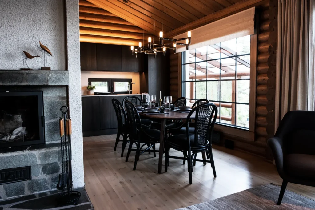 Tyylikäs ruokailutila ja keittiö yhdistettynä – sisustussuunnittelu Sysmä