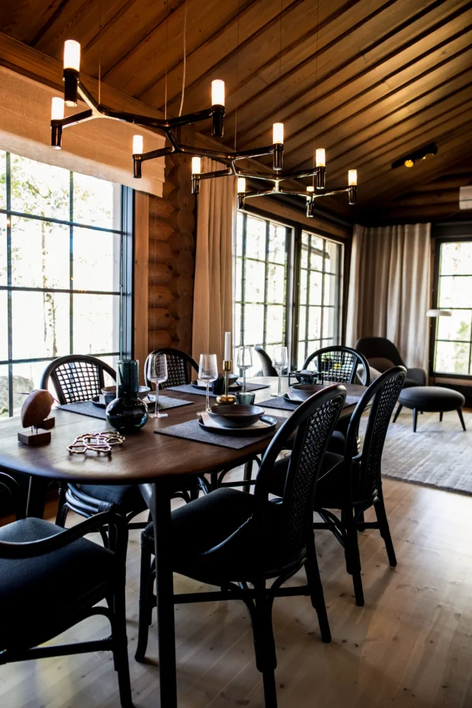 Moderni ruokailutila hirsiseinillä ja design-valaisimella – sisustussuunnittelu Sysmä
