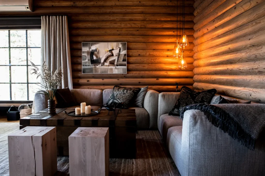 Olohuone lämpimällä valaistuksella ja luonnonmateriaaleilla – sisustussuunnittelu Sysmä