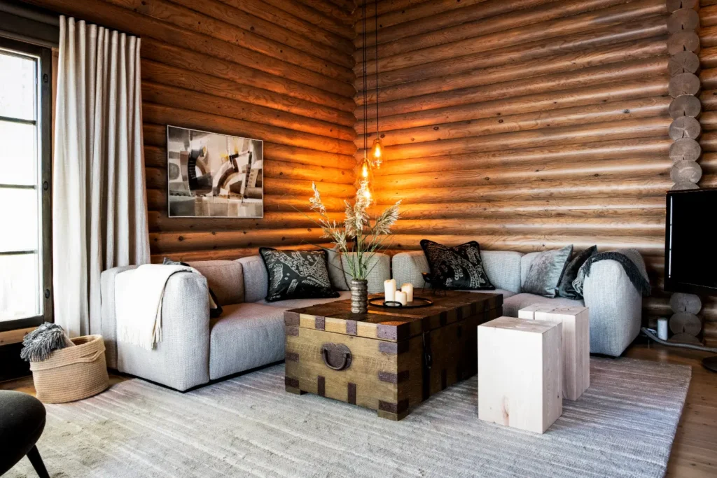 Kodikas olohuone pehmeillä tekstiileillä ja harmonisilla sävyillä – sisustussuunnittelu Sysmä