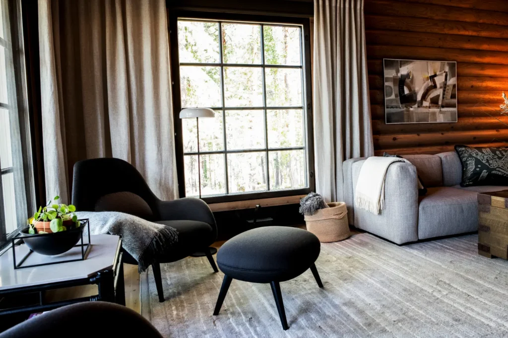 Olohuone näkymällä ikkunoista ja minimalistisella sisustuksella – sisustussuunnittelu Sysmä