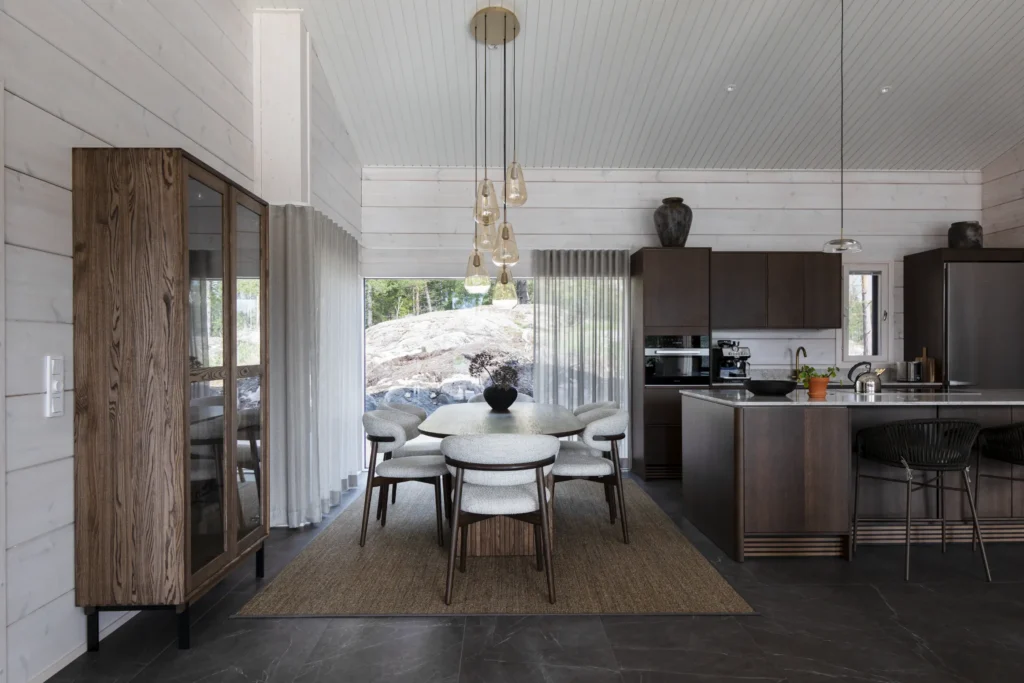 Moderni ruokailutila ja keittiö avarassa tilassa – sisustussuunnittelu Tammisaari