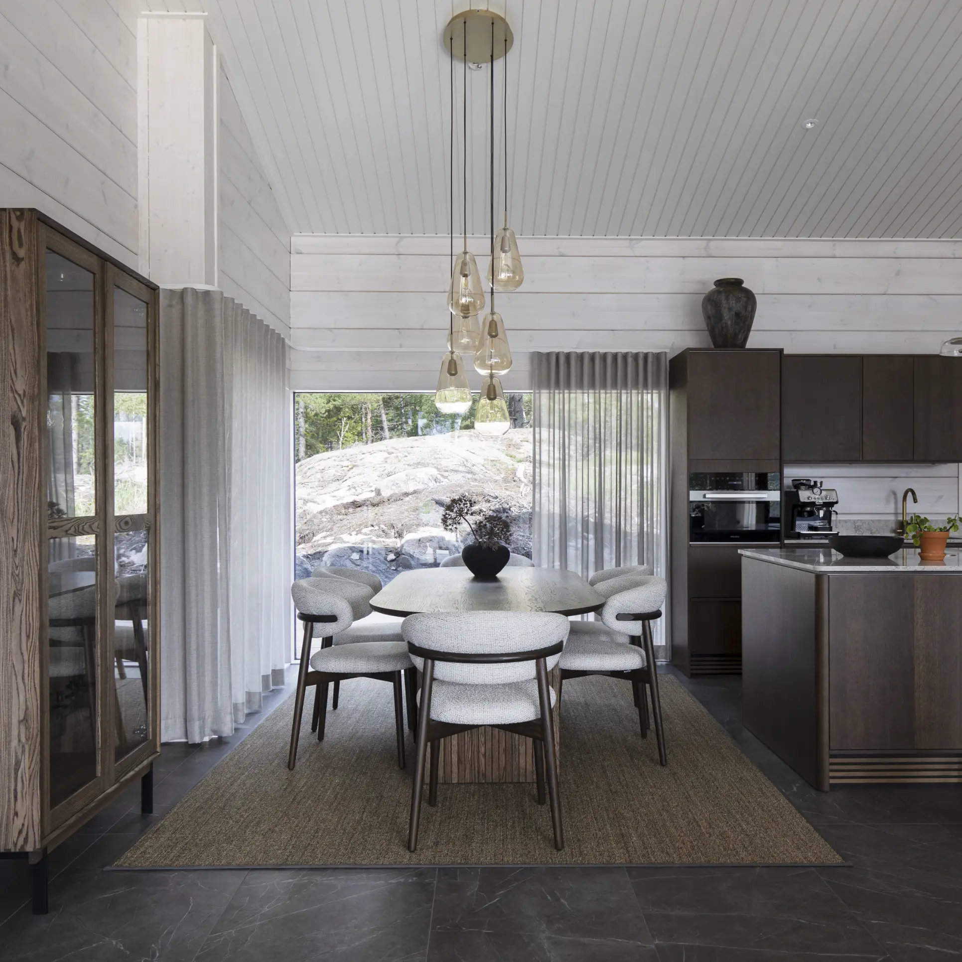 Valaistussuunnittelu kodin ruokailutilassa, tunnelmallinen ja toimiva valaistus