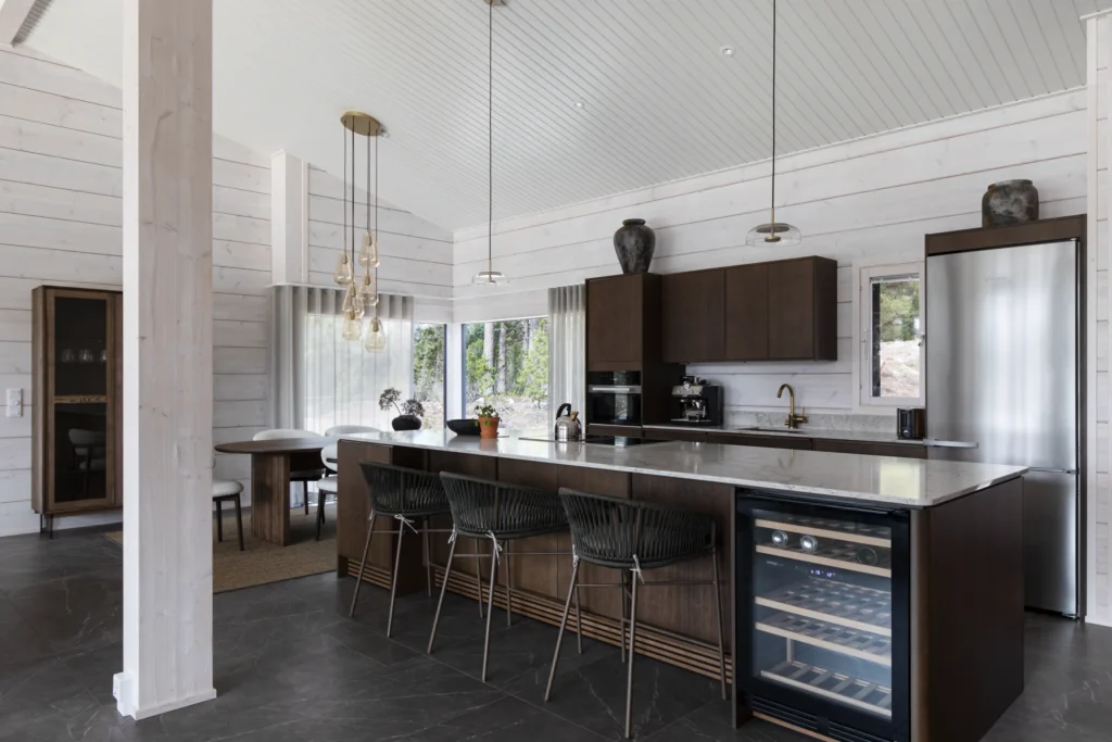 Tyylikäs keittiösaareke ja ruokailutila luonnonvalossa – sisustussuunnittelu Tammisaari