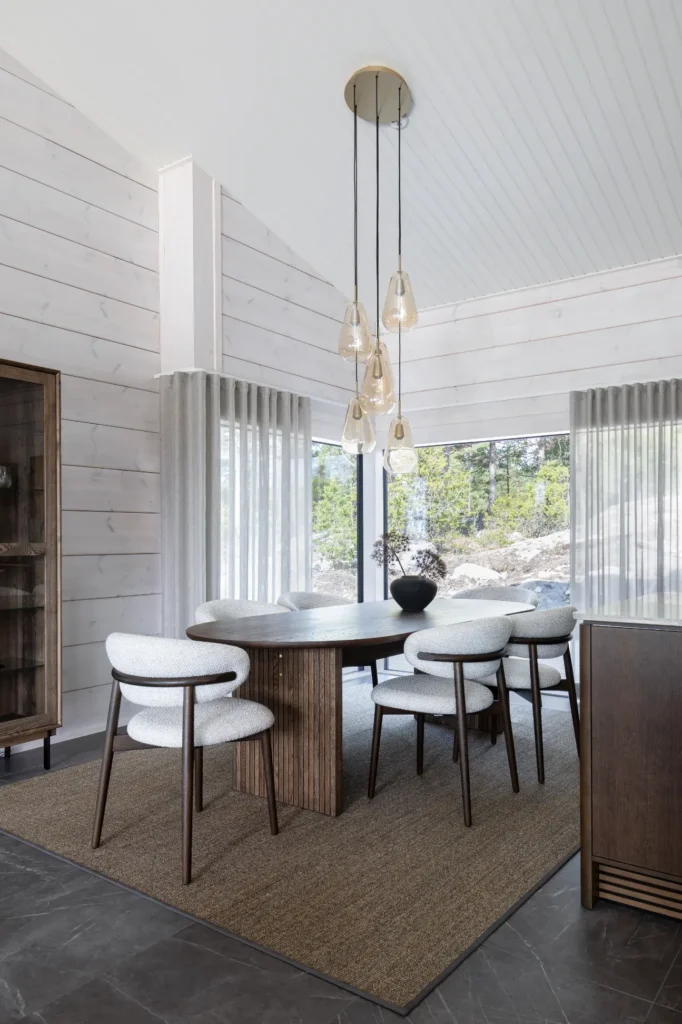 Ruokailutila korkealla katolla ja näyttävällä valaisimella – sisustussuunnittelu Tammisaari