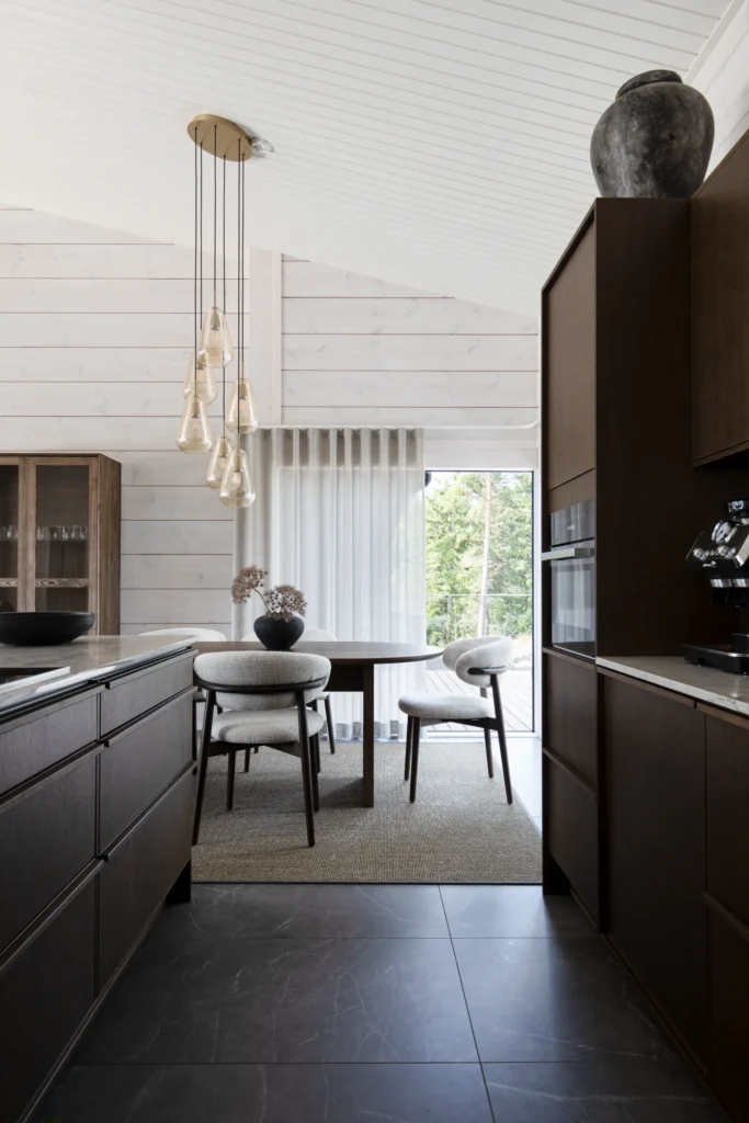 Keittiöstä avautuva näkymä ruokailutilaan ja terassille – sisustussuunnittelu Tammisaari