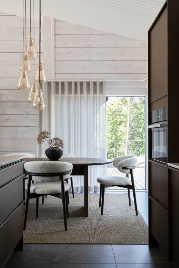 Minimalistinen ruokailutila suurilla ikkunoilla – sisustussuunnittelu Tammisaari