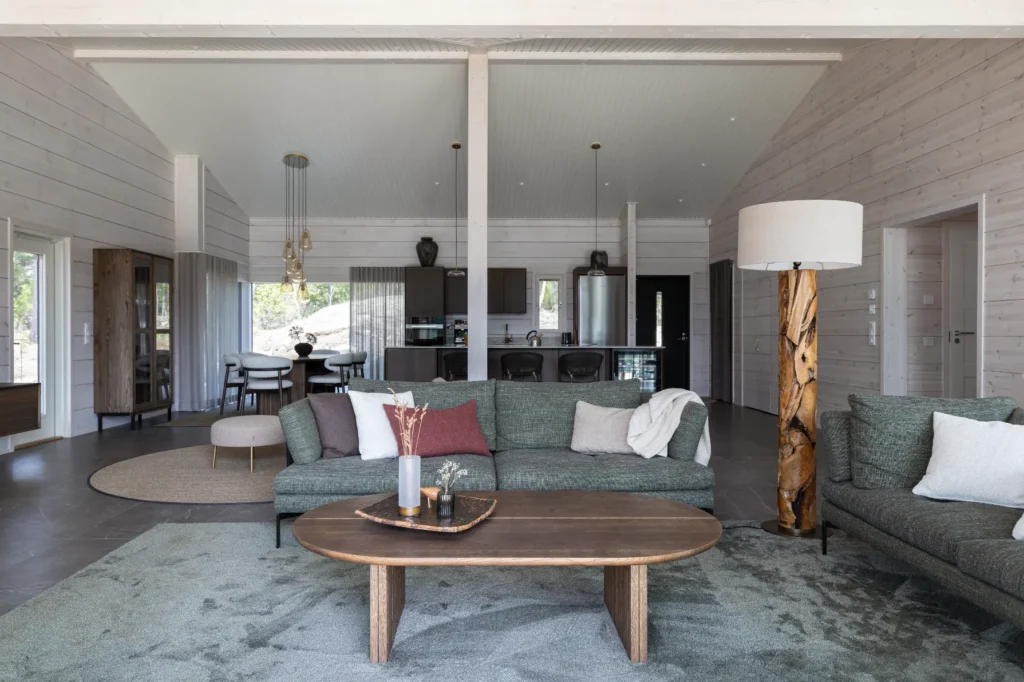 Avara olohuone ja keittiö yhtenäisenä kokonaisuutena – sisustussuunnittelu Tammisaari