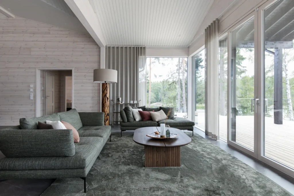 Valoisa olohuone suurilla ikkunoilla ja luonnonläheisellä tunnelmalla – sisustussuunnittelu Tammisaari