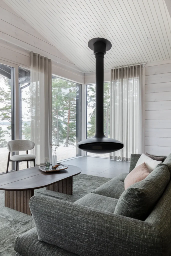 Olohuone design-sohvilla ja harmonisella värimaailmalla – sisustussuunnittelu Tammisaari