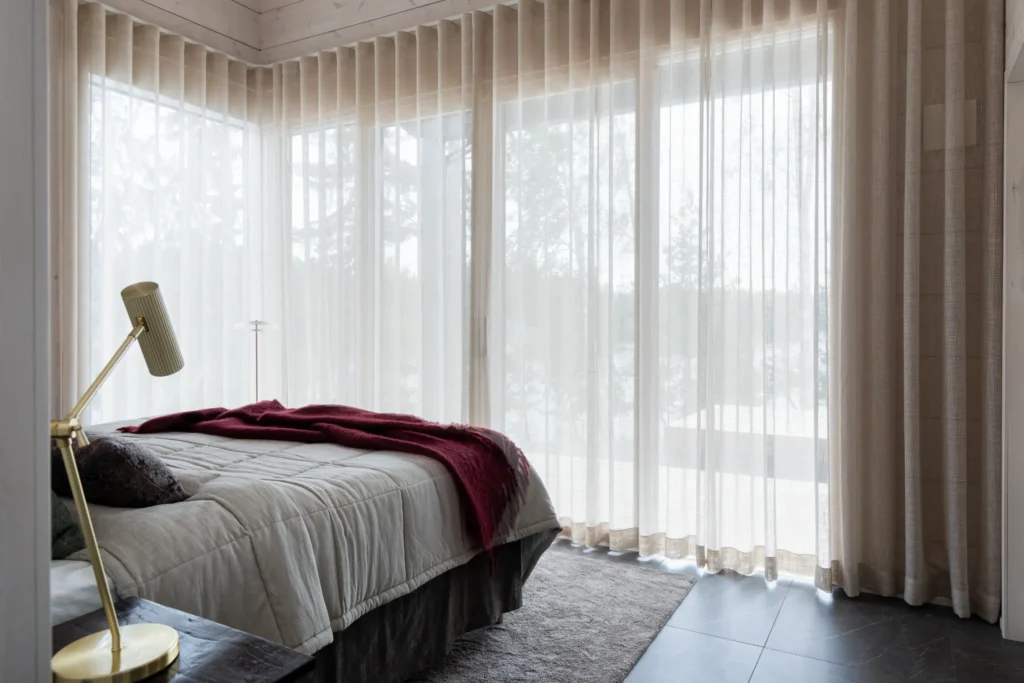 Moderni takka olohuoneen keskipisteenä ja järvinäkymä – sisustussuunnittelu Tammisaari