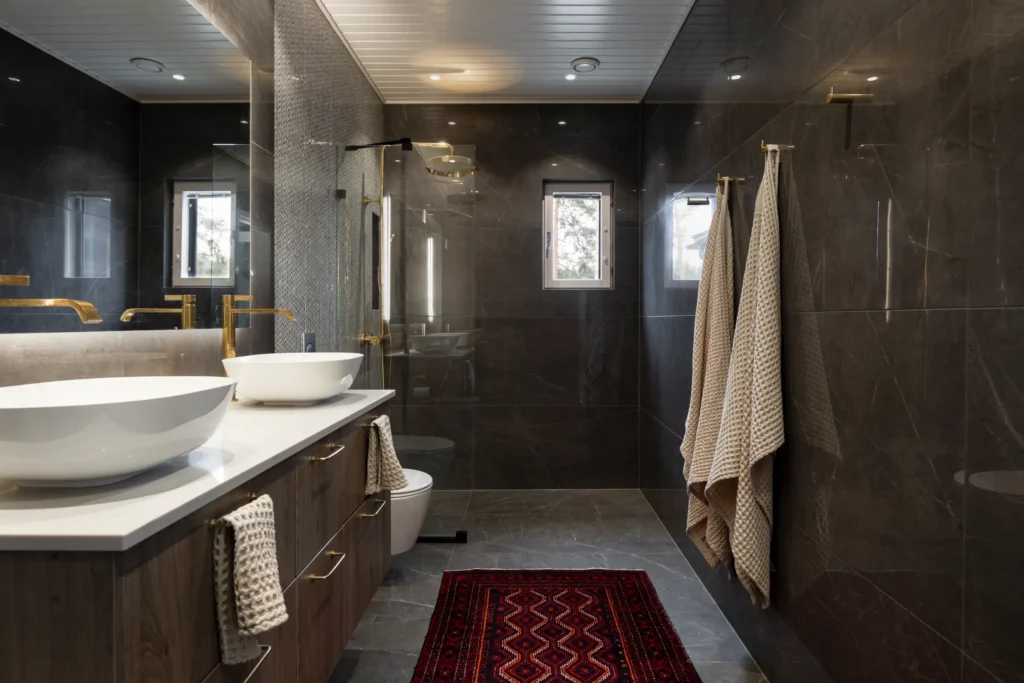 Tunnelmallinen makuuhuone suurilla ikkunoilla ja pehmeillä tekstiileillä – sisustussuunnittelu Tammisaari