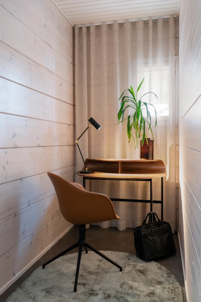 Tyylikäs kylpyhuone tummilla laatoilla ja messinkiyksityiskohdilla – sisustussuunnittelu Tammisaari