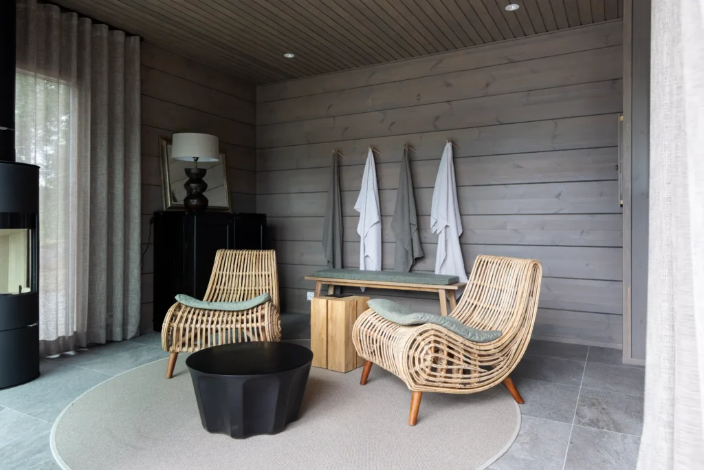 Rentouttava oleskelutila takalla ja rottinkituoleilla – sisustussuunnittelu Tammisaari