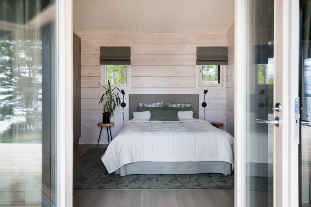 Moderni suihkutila kivipinnoilla ja tunnelmavalaistuksella – sisustussuunnittelu Tammisaari