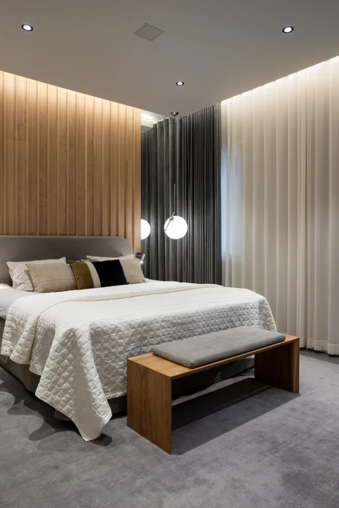 Moderni makuuhuone puupaneeliseinällä ja pehmeällä valaistuksella – sisustussuunnittelu Nurmijärvi
