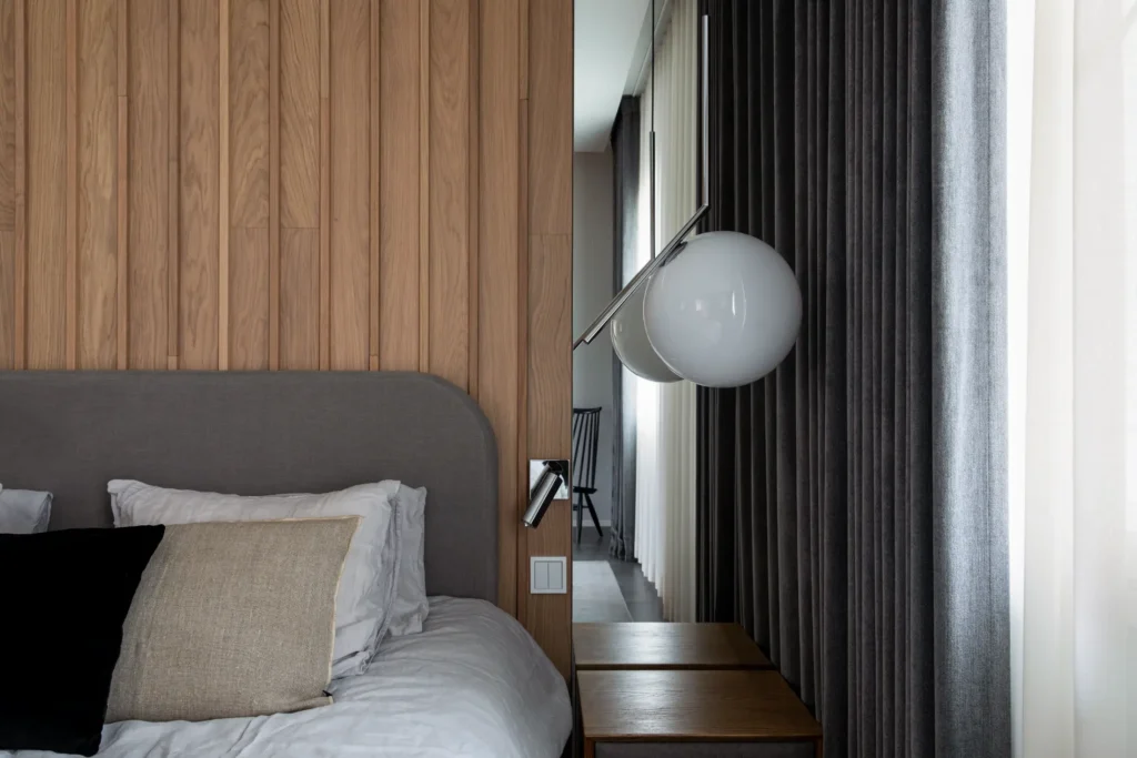 Minimalistinen makuuhuoneen sivupöytä ja valaisin – sisustussuunnittelu Nurmijärvi