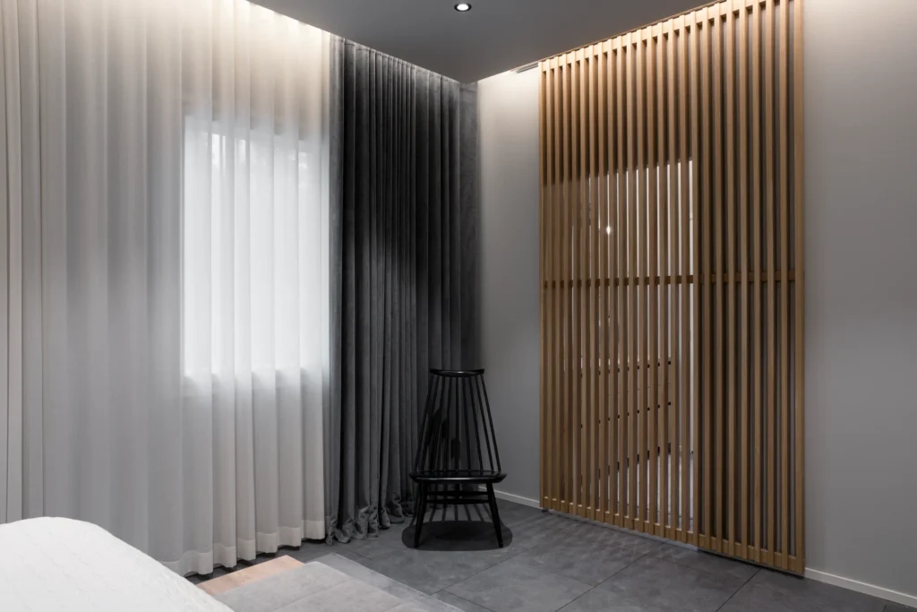 Tilanjakaja puisilla säleillä ja näkymä lipastolle – sisustussuunnittelu Nurmijärvi