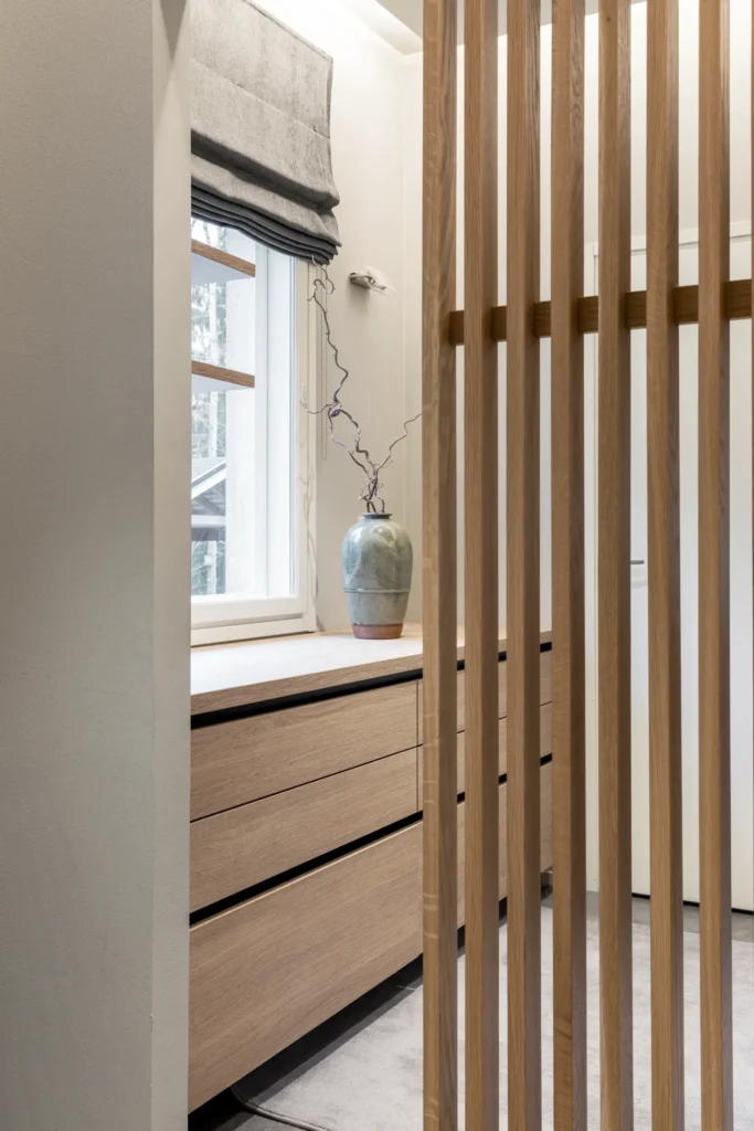 Moderni makuuhuone kokonaisuus puu- ja tekstiilipinnoilla – sisustussuunnittelu Nurmijärvi