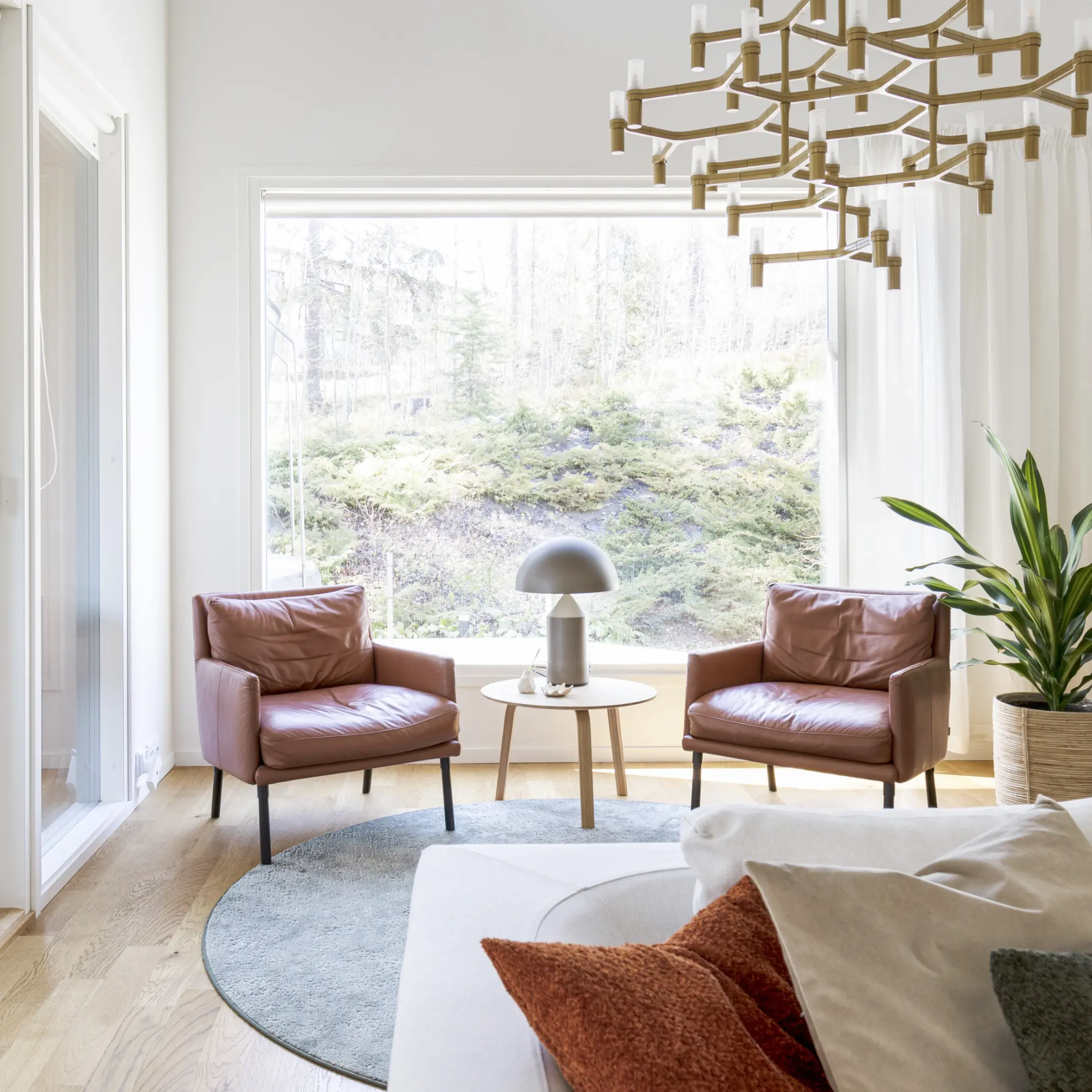 Irtokalustussuunnittelu olohuoneessa, huonekalujen sijoittelu ja harmoninen sisustus