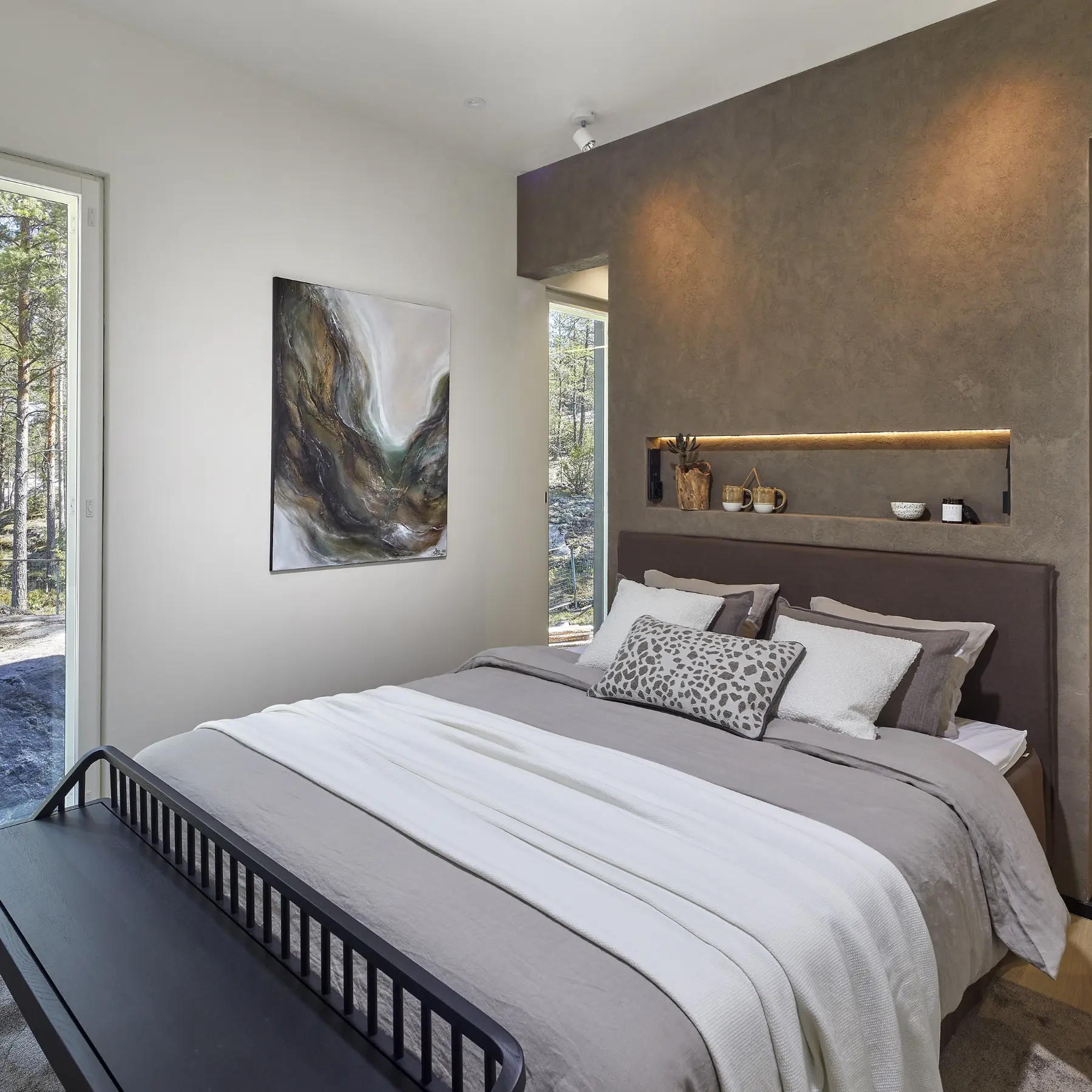 Tekstiilisuunnittelu kodissa, verhot, matot ja sisustustekstiilit viimeistelemässä tilaa